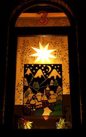 Reichenberger Adventsfenster Bild eines geschmückten Fensters