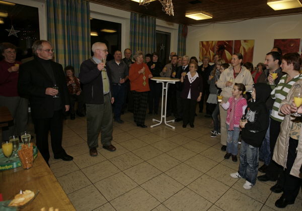 Mit prickelndem Sekt, Säften und Knabbergebäck wünschten Karl Heinz Goerke und Manfred Löhde allen Bürgerinnen und Bürgern ein gutes neues Jahr 2010 Bild vom Jahresabschluss mit Karl Heinz Goerke und Manfred Löhde