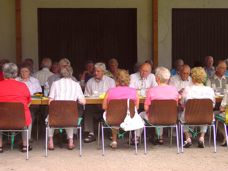 Seniorenkaffee, angeregte Unterhaltung Bild vom Seniorenkaffee unter der Überdachung am Feuerwehrgerätehaus