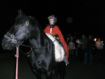 Gironimo trägt St. Martin sicher durch Reichenberg Bild von Simon als St. Martin auf Gironimo