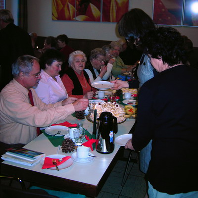 Pfarrer Löhde verteilt Frankfurter Kranz Seniorenkaffee im Advent