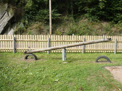Kinderspielplatz instand gesetzt Zaun und Wippe wurden repariert
