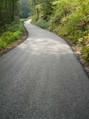 Bild des geteerten Weges ins Forstbachtal