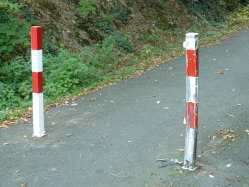 einfach umgefahren Bild der Absperrpfosten am Radweg, einer defekt