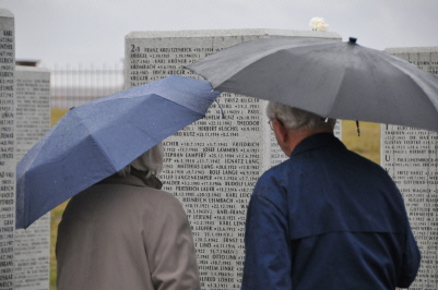 Soldatenfriedhof in Kursk Bild zweier Angehöriger auf dem Soldatenfriedhof in Kursk