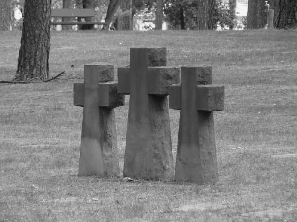 Bild einer Kreuzgruppe auf der Kriegsgräberstätte Halbe