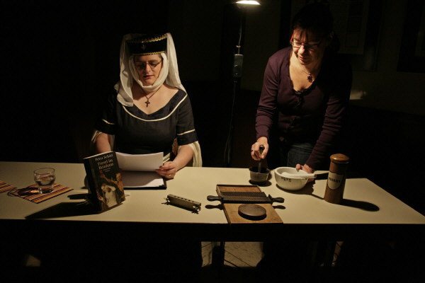 Lesung in Reichenberg Demonstration der Herstellung von Pillen im Mittelalter