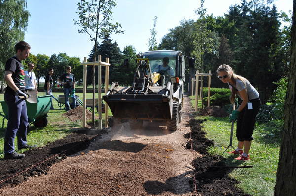 Workcamp des Volksbundes in Gotha Jugendliche legen eine Allee an