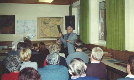 Bild Karl Willi Hebel bei der Vorstellung der Chronik im Dezember 2000
