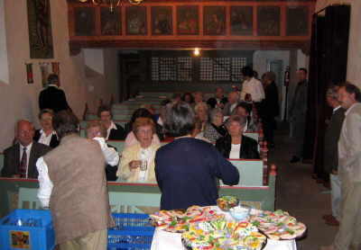 Bild der Gottesdienstbesucher beim anschließenden Essen