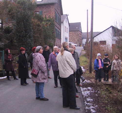 Bild vom Ortsrundgang bei der ersten Schule in Reichenberg