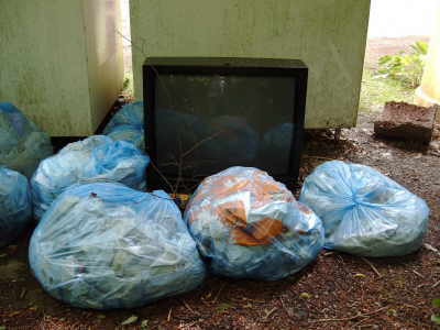 Bild der Müllablagerung hinter dem Kleidercontainer