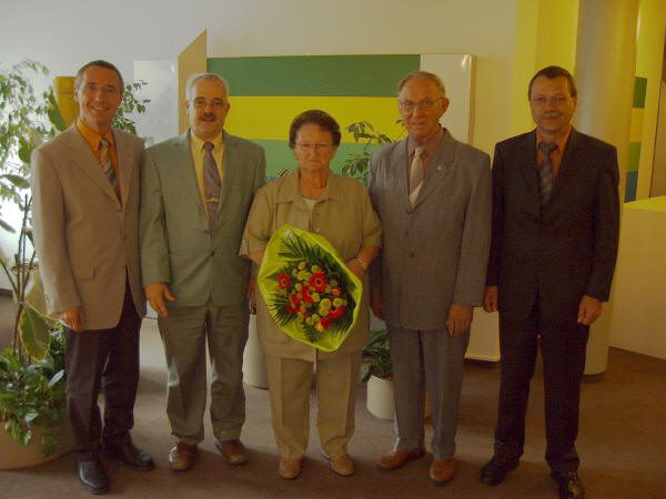 Bild im Kreishaus: (v.l.n.r.) Landrat G&uuml;nter Kern, Ortsb&uuml;rgermeister Karl Heinz Goerke, Ruth und Clemens Lindenblatt, Verbandsgemeindeb&uuml;rgermeister Dieter Clasen