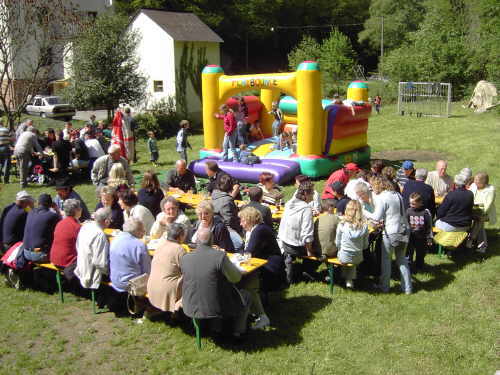 Bild vom Bolzplatz mit der H&uuml;pfburg