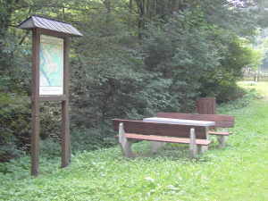 Bild der Bank am Wanderparkplatz