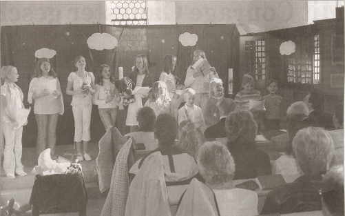 Der Kinderchor des Dekanats St. Goarshausen machte es möglich. Die Reichenberger Kirche war voll. Bild der singenden Kinder