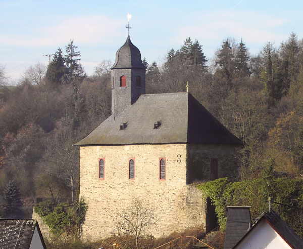 Am Fuße der Burg, hoch über dem Ort steht die Evangelische Kirche von Reichenberg, gebaut ab 1380. Bild der Ev. Kirche
