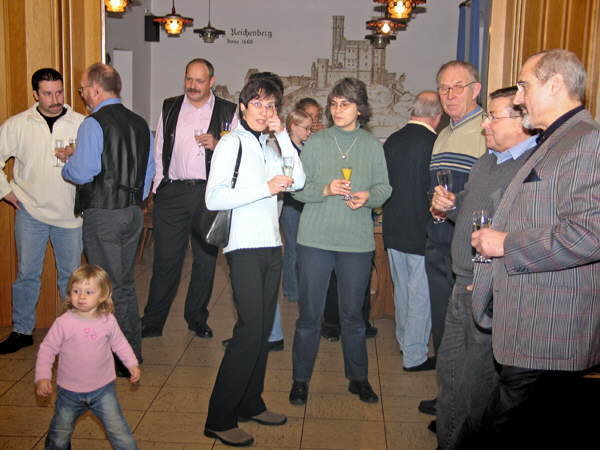 Mit einem Glas Sekt in der Hand feierten die Reichenberger in ihrem Dorfgemeinschaftshaus den Jahresausklang. An der Wand prangt die Burg, das Wahrzeichen des Dorfes. Bild vom Empfang zum Jahresausklang
