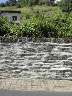 Friedhofsmauer erstrahlt in neuem Glanze Bildausschnitt Friedhofsmauer