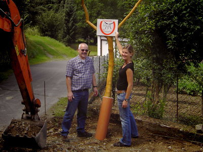 Bild von Ortsbürgermeister Goerke und Kim Müller beim Festlegen des Standortes für ein Hinweisschild