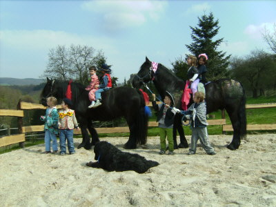 Bild von den Pferden Gironimo und Gina zusammen mit Kindern