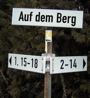 Nummern zur besseren Orientierung Straßenschild Auf dem Berg mit zusätzlichen Nummern