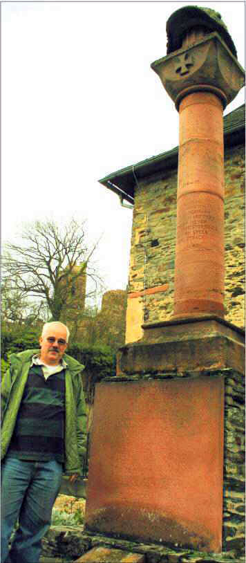 Direkt neben der Reichenberger Kirche und unterhalb der Burg steht das Ehrenmal, der Reichenberger, die in den zwei Weltkriegen gestorben sind. Dort wird Ortsbürgermeister Karl Heinz Goerke auch den Kranz niederlegen. Bild von Ortsbürgermeister Goerke am Ehrenmal