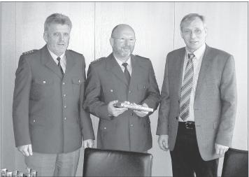Gemeinsam verabschiedeten Dienststellenleiter Edgar Friesenhahn (links) und Raimund Friesenhahn (rechts), Bürgermeister der Verbandsgemeinde Nastätten, nun Rudi Voss.