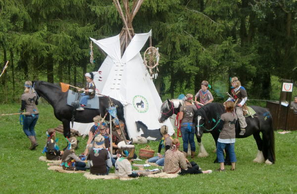 Pferdeinsel Kinder der Pferdeinsel im Indianerdorf