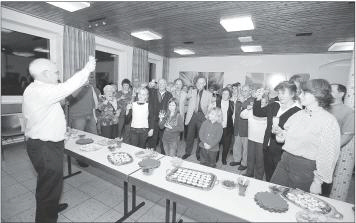 Die Reichenberger stossen auf das neue Jahr an Bild der Anwesenden beim Jahresabschlussempfang