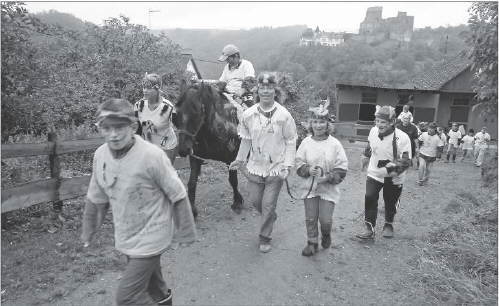 Die Burg Reichenberg im Rücken, ging es für zwei Pferde, 13 Kinder und die Betreuer gemütlich vom Pferdestall zur Indianerwiese. Bild der Kindergruppe der Lebenshilfe auf dem Weg zum Reitplatz
