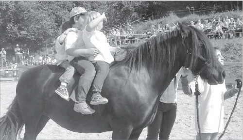 Bild der Kinder auf dem Pferd Gina