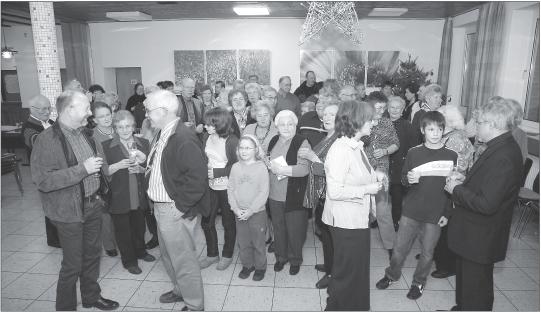 Sehr beliebt bei den Reichenbergern ist der Jahresabschluss im Dorfgemeinschaftshaus, der wieder gemeinsam mit der Orts- und Kirchengemeinde gefeiert wurde. Bild der Ortbevölkerung im Dorfgemeinschaftshaus