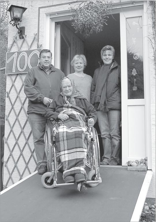 Warm eingepackt geht es für Auguste Meyer mit ihrem Rollstuhl die Rampe runter. Die Tür zur Küche wurde verbreitert. Gemeinsam mit Christa Klamp (rechts) von der BeKo-Stelle in Nastätten konnten Wolfgang Hebel und seine Frau Irene etwas bewegen. Foto von Auguste Meyer zusammen mit Irene und Wolfgang Hebel sowie Christa Klamp