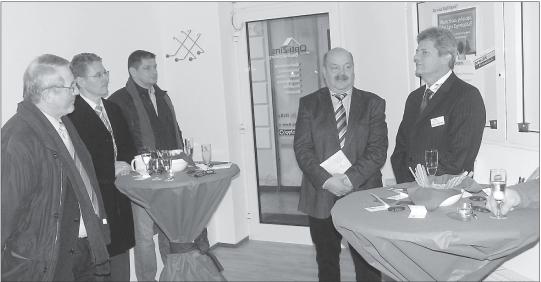 Bei der Eröffnung mit dabei waren (von links): Helmut Göttert, Zweiter Beigeordneter der Verbandsgemeinde Nastätten, Rüdiger Hein vom Gewerbeverein Nastätten und Umgebung sowie Bauunternehmer Hans-Jörn Wilhelm. Foto von Eröffnung der Firma Opti-Zins