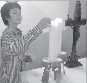 Kerzen anzünden, Liedertafeln anstecken und Glocken läuten zählen zu den Aufgaben Marcels vor und während der Gottesdienste alle 14 Tage in der Reichenberg Burgkapelle. Foto von Marcel Diesler beim Anzünden der Kerze