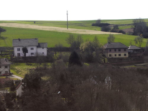 Hier können Familien günstigen Baugrund erwerben. Blick von der Burg Reichenberg auf das Baugebiet 'Auf dem Berg' Hier können Familien günstigen Baugrund erwerben. Blick von der Burg Reichenberg auf das Baugebiet 'Auf dem Berg'