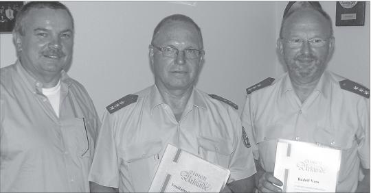 Achim Eggert (links), Vorsitzender der Gewerkschaft der Polizei, Bezirksgruppe Koblenz, Friedhelm Oppenhäuser (Mitte) und Rudolf Voss