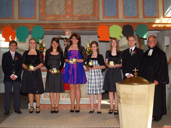 Bild der Konfirmanden und Konfirmandinnen v.l.n.r. Christian Gros, Selina Rammersbach, Ricarda Michel , Katharina Schumacher, Laura Goerke, Janika Lenz,Tobias Handschuh, Pfarrer Manfred L&ouml;hde