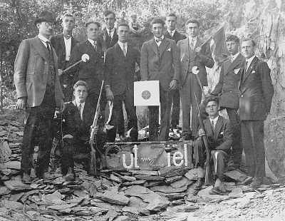 Mitglieder des Kleinkaliber Schützenvereins (1945 aufgelöst), außenstehend Georg Hopf und Ewald Trimpop